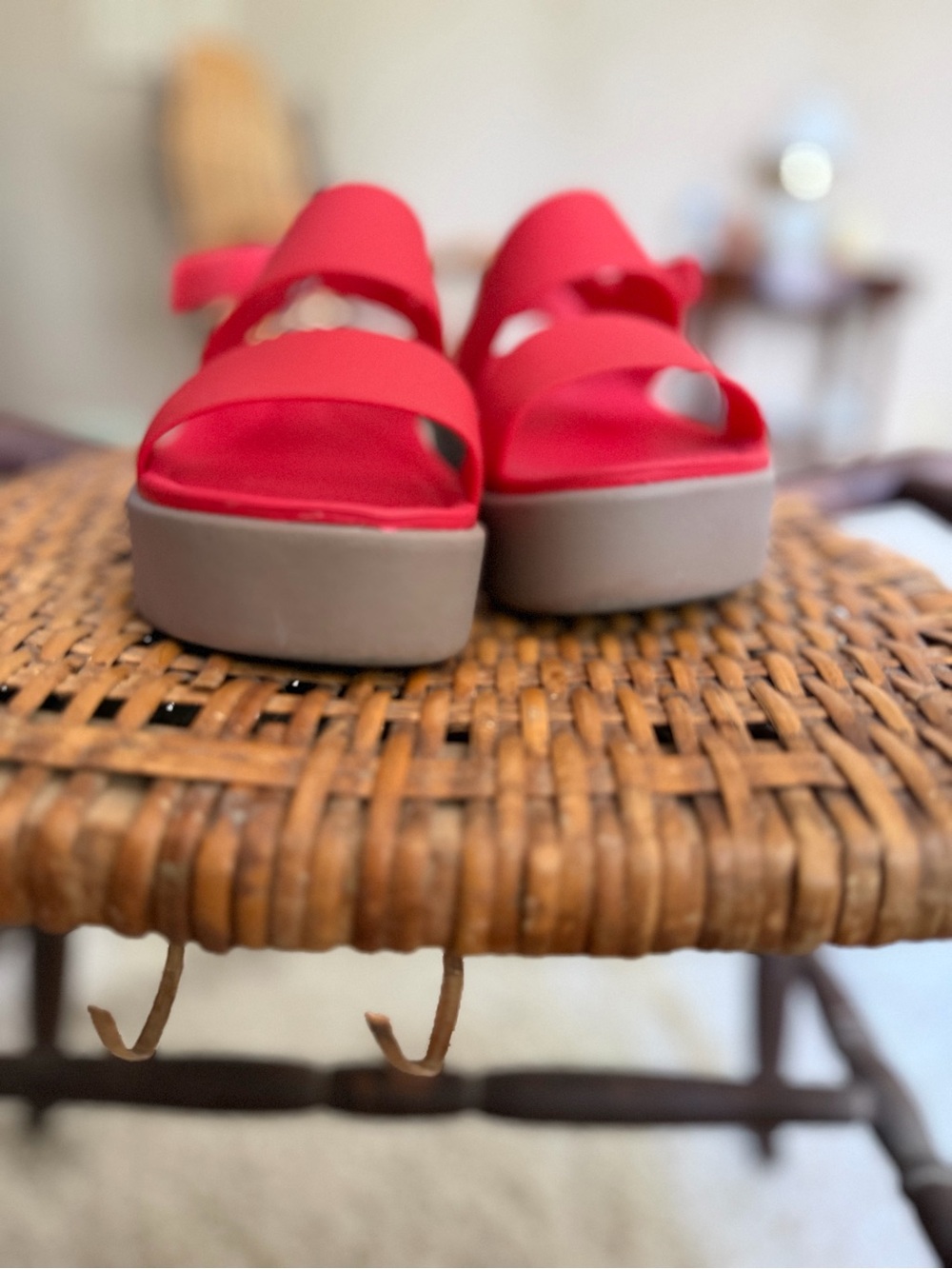 Crocs Women’s Size 6 Red Platform Sandal - Picture 5 of 11